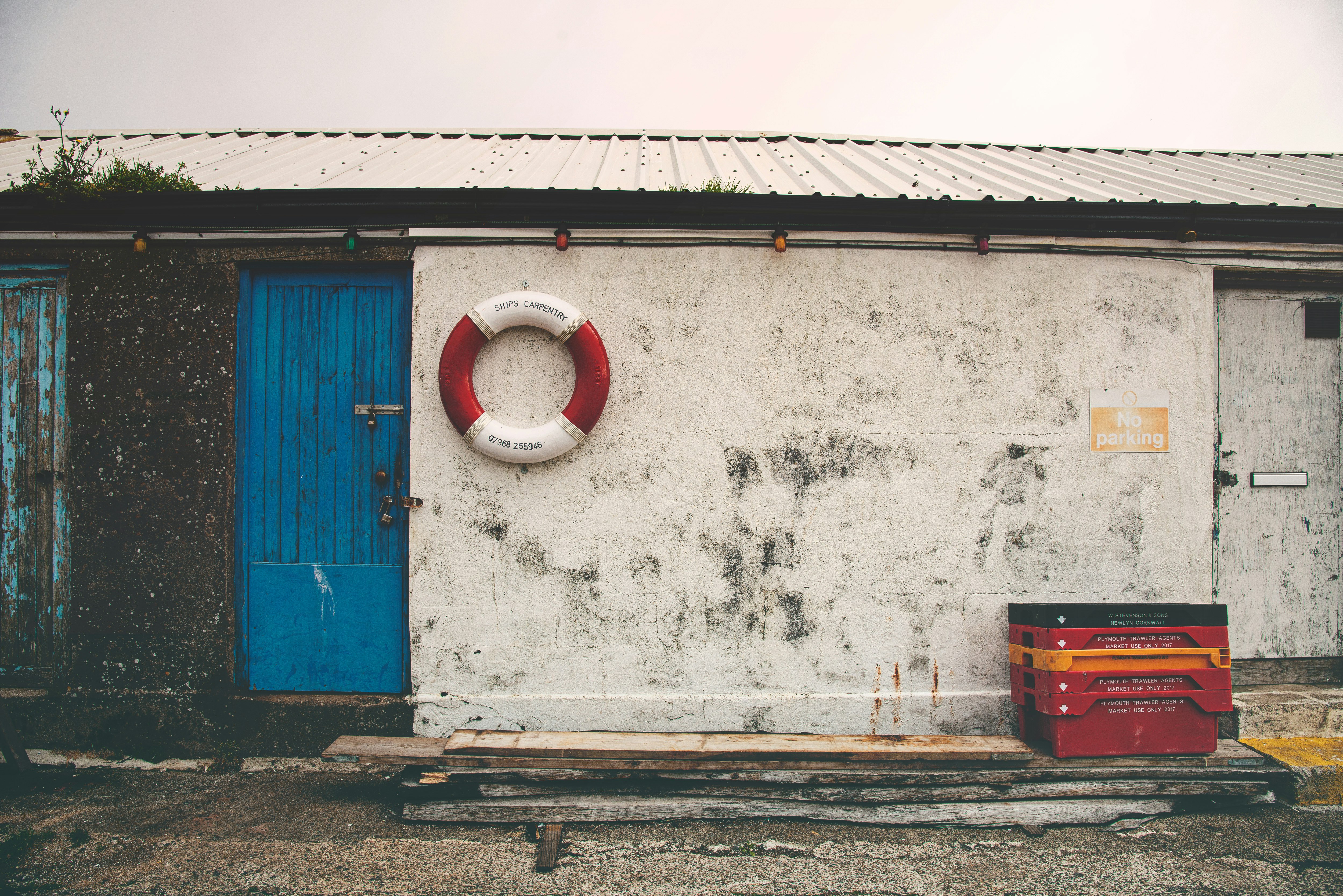 red and green life buoy